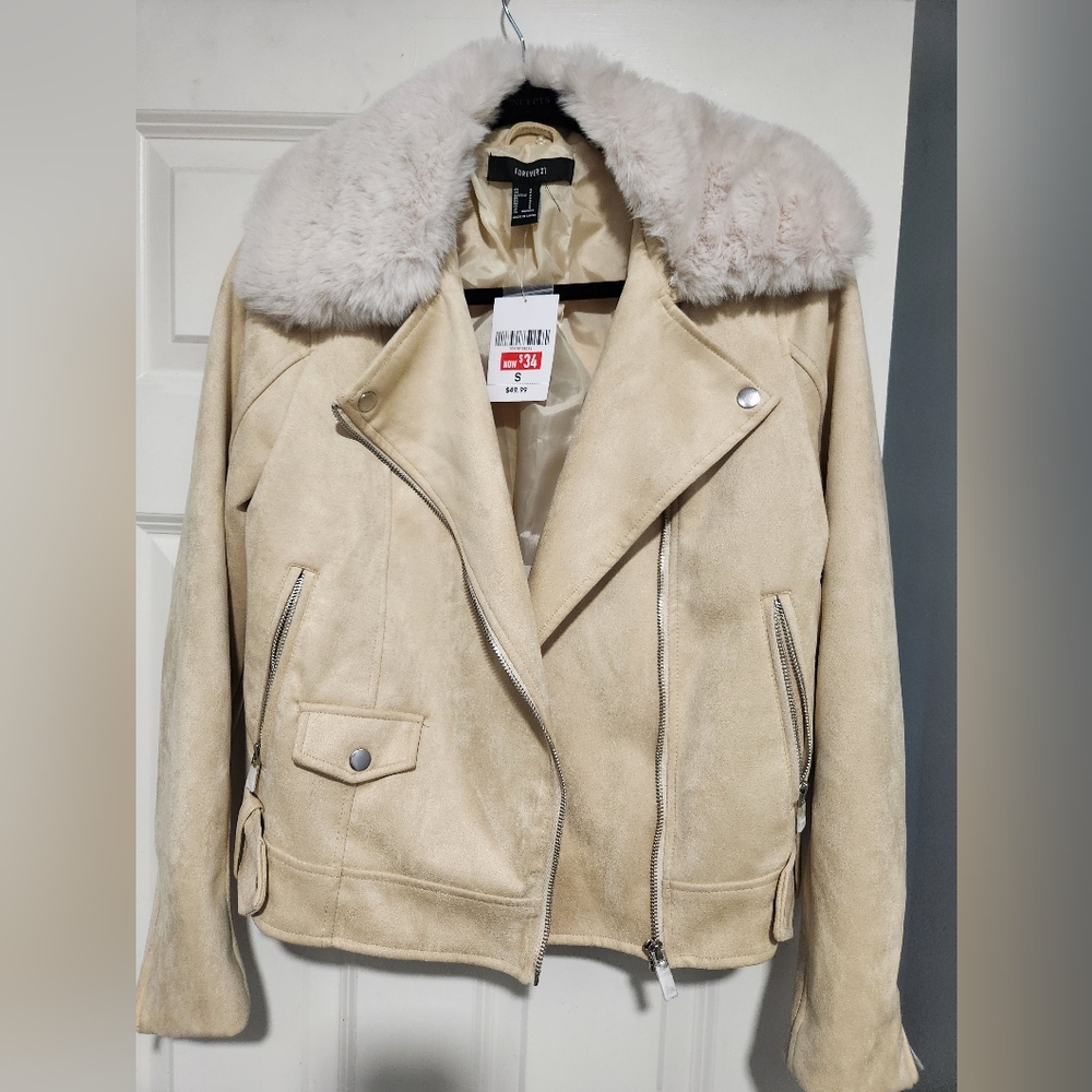 NWT Retro-Style Beige Jacket With Lapels and Removable Faux-Fur